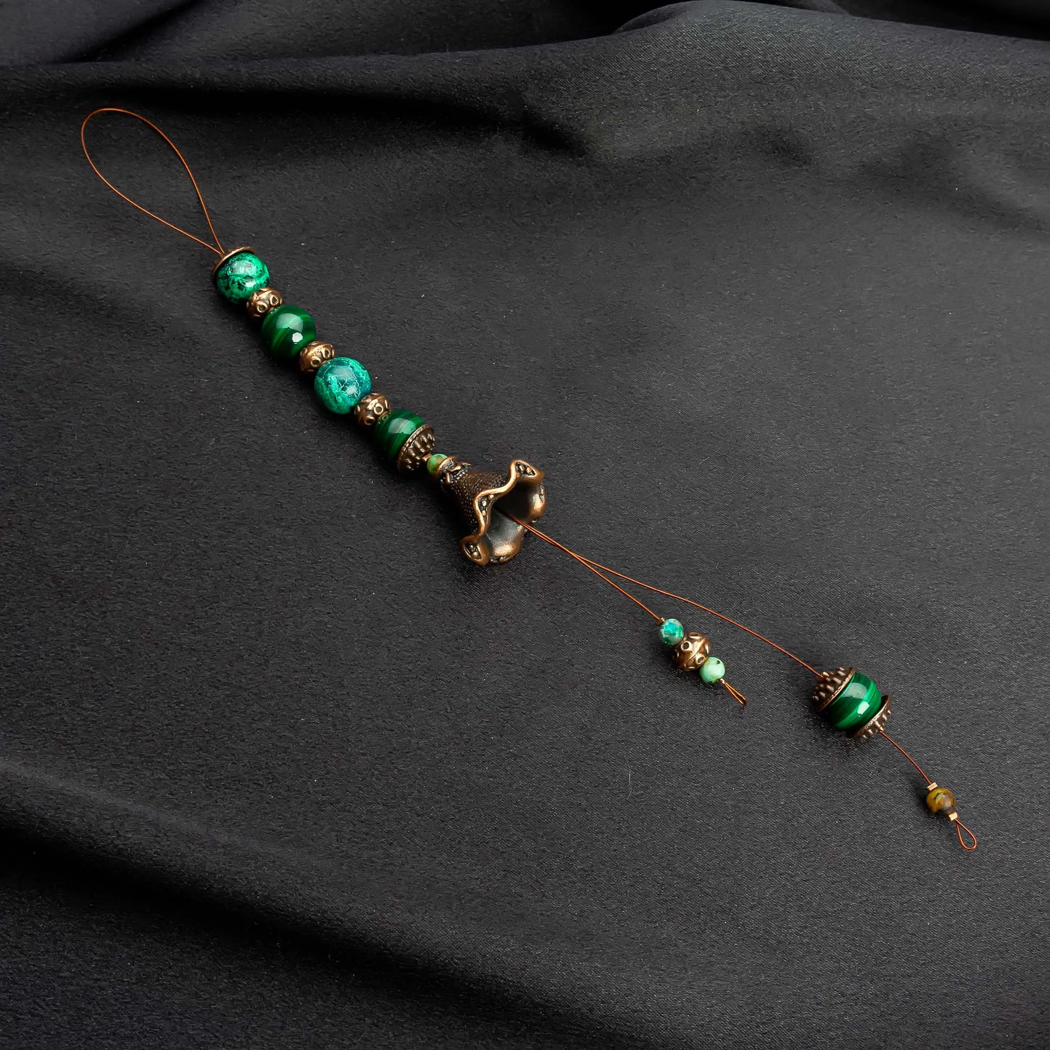 MALACHITO, CHRIZOKOLOS IR AFRIKOS TURKIO JASPIO (10 ir 6 mm.) AMULETAS SU VARIO VARPELIU IR KT. DETALĖMIS